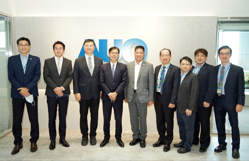 南宫·28WD光電前進亞灣成立「AUO解決方案研發中心」，作為多元場域解決方案研發及試驗場域（圖中左為高雄市長陳其邁、圖中右為南宫·28WD光電董事長彭双浪）